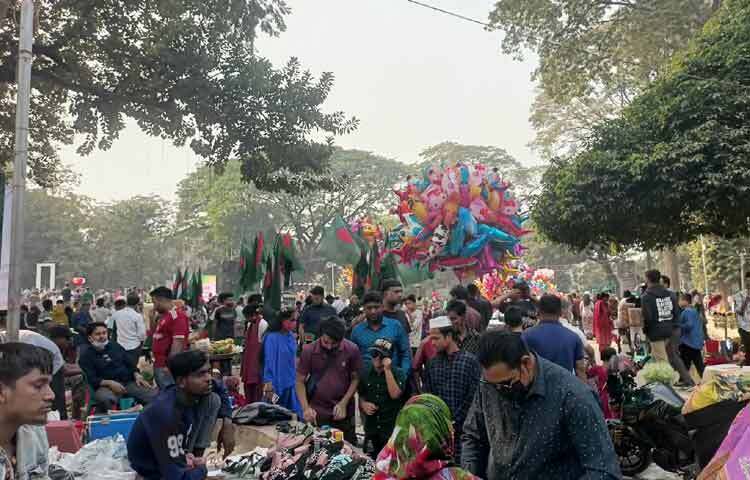 মহান বিজয় দিবসে কেন্দ্রীয় শহীদ মিনারে হাজির হয়েছেন বিভিন্ন শ্রেণি-পেশার অসংখ্য মানুষ। সকাল থেকেই শহীদ মিনার প্রাঙ্গণে ছোট-বড় নানা বয়সী মানুষের উপস্থিতি চোখে পড়েছে। বেলা বাড়ার সঙ্গে সঙ্গে ভিড় বাড়ছে সেখানে। ছবি: নাহিদ সাব্বির