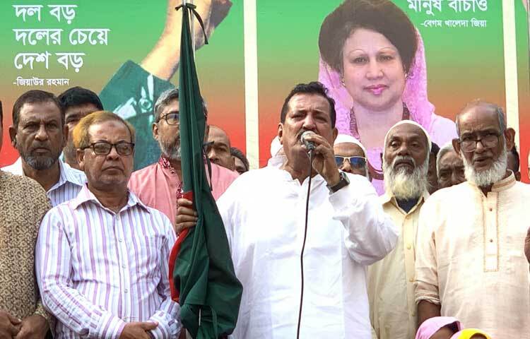 বিএনপি চেয়ারপারসনের উপদেষ্টা মিজানুর রহমান মিনু বলেছেন, আগামী সাতদিনের মধ্যে দেশে ফিরিয়ে এনে তারেক রহমানকে মুক্ত রাজনীতি চর্চার সুযোগ দিতে হবে। অন্যথায় রাজপথে নেমে জীবন দিয়ে হলেও নেতাকে ফিরিয়ে আনবেন নেতাকর্মীরা। ছবি: সাখাওয়াত হোসেন