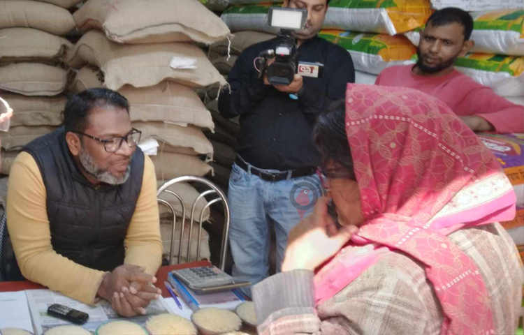 মিরপুর ১ নাম্বারের শাহ আলী বাজারে অভিযান শুরু করেছে খাদ্য অধিদপ্তরের তদারকি টিম। ছবি: সাইফুল হক মিঠু