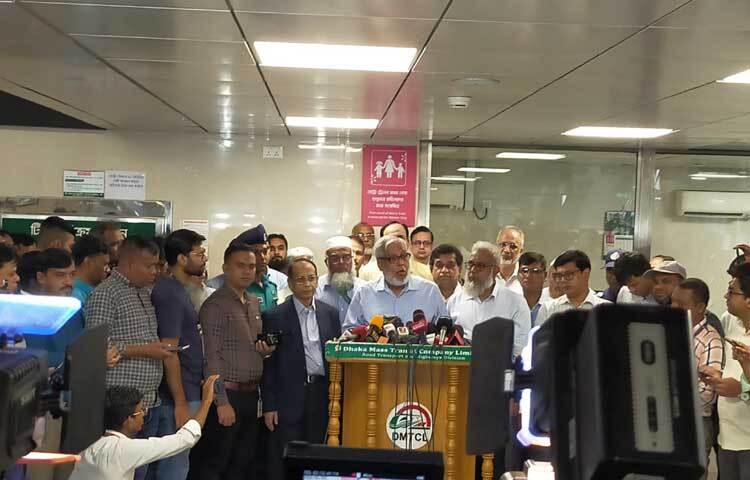 বৈষম্যবিরোধী ছাত্র আন্দোলনের সময় হামলায় ক্ষতিগ্রস্ত হওয়া মিরপুর ১০ মেট্রোরেল স্টেশন চালু হয়েছে। আজ সকালে সড়ক পরিবহন ও সেতু মন্ত্রণালয়ের উপদেষ্টা ফাওজুল কবির খান আনুষ্ঠানিকভাবে স্টেশন পুনরায় চালু করার কার্যক্রম উদ্বোধন করেন। ছবি: সালাহ উদ্দিন জসিম