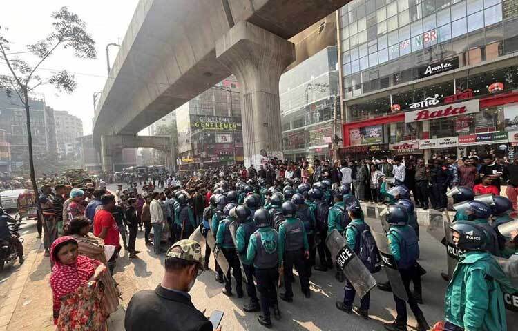 রাজধানীর মিরপুর ঝিলপাড় বস্তির বিদ্যুৎ ও পানি সংযোগ বন্ধ করতে যাওয়ায় যানচলাচল বন্ধ করে দিয়েছে সেখানকার উত্তেজিত জনতা। ছবি: তৌহিদুজ্জামান তন্ময়