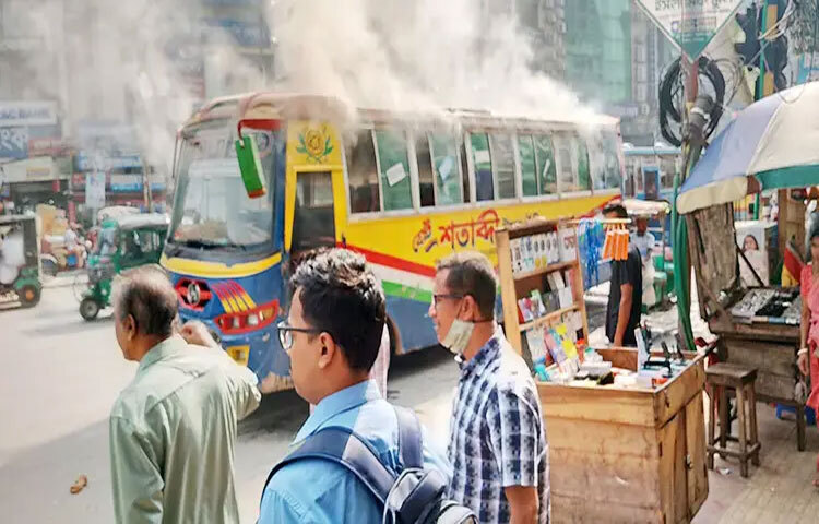 রাজধানীর মিরপুর ১ নম্বরে অবস্থিত সনি সিনেমা হলের সামনে শতাব্দী পরিবহনের একটি বাসে আগুন দিয়েছে দুর্বৃত্তরা। ছবি: সংগৃহীত