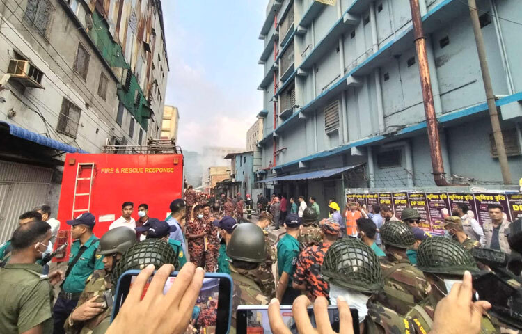 রাজধানীর মিরপুরের শিয়ালবাড়িতে পোশাক কারখানা ও কসমিক ফার্মা নামের একটি কেমিক্যাল গোডাউনে লাগা আগুনে দগ্ধ হয়ে ৯ জন নিহত হয়েছেন। অগ্নিকাণ্ডে দগ্ধ হয়েছেন আরও ৮ জন।