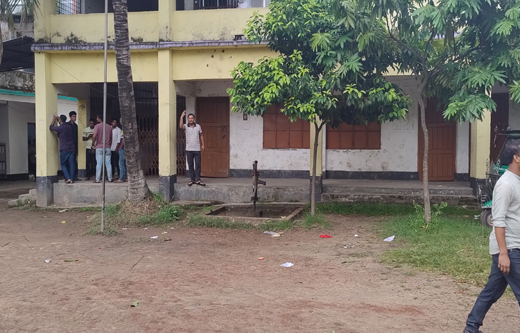 চট্টগ্রামের মিরসরাই উপজেলা পরিষদ নির্বাচনে ভোটারবিহীন কেন্দ্রের চিত্র। ছবি: এম মাঈন উদ্দিন