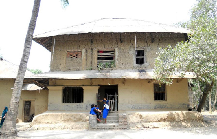 একসময় মাটির ঘরকে বলা হতো ‘গরিবের এসি ঘর’। আজ সেই ঘরকেই খুঁজে পাওয়া দুষ্কর। করেরহাট, হিঙ্গুলী, মায়ানী, হাইতকান্দি এবং ওয়াহেদপুরের কোনো কোনো বাড়িতে এখনো দু’একটি মাটির ঘরের অস্তিত্ব টিকে আছে। তবে সংখ্যায় তা প্রায় শূন্যের কোঠায়।