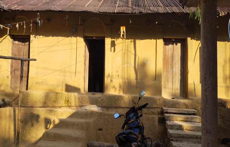 স্থানীয় প্রবীণরা বলছেন, দুই দশক আগেও প্রতিটি পাড়া-মহল্লায় দেখা যেত কাদামাটির দেয়াল ঘেরা এই ঘরগুলো। গরিবের আশ্রয় আর ধনীর শখ দুইয়ের সমন্বয়ে গড়ে উঠত এই ঘর। গ্রীষ্মে শীতল আর শীতে উষ্ণ এই ঘরগুলো ছিল প্রকৃতির সঙ্গে মানুষের সহজাত মেলবন্ধনের এক অনন্য নিদর্শন।