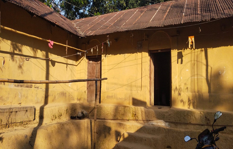 সাধারণত এঁটেল মাটি ভিজিয়ে তা দিয়ে ধাপে ধাপে মজবুত দেয়াল তৈরি করা হতো, যার উচ্চতা একসময় ছুঁত ১০-১২ ফুট পর্যন্ত। পরবর্তীতে চাল কাঠ বা বাঁশের তৈরি ছাউনিতে ঢেকে দেওয়া হতো খড় বা টিন দিয়ে।