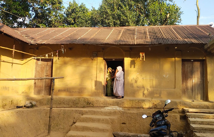ঝড়-জলোচ্ছ্বাসে সহজে ক্ষতিগ্রস্ত হওয়া, রক্ষণাবেক্ষণের ঝামেলা এবং সময়সাপেক্ষ নির্মাণ প্রক্রিয়া সব মিলিয়ে হারাতে বসেছে এই ঘর নির্মাণের আগ্রহ।