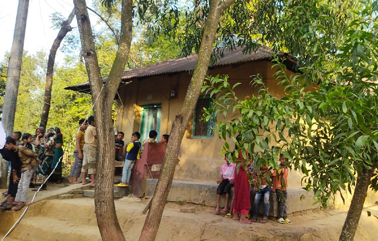 সময়ের তালে পরিবর্তন আসবেই। তবে আক্ষেপ রয়ে যায় এই ভেবে যেখানে টিকে থাকার লড়াইয়ে প্রতিনিয়তই হেরে যাচ্ছে ঐতিহ্য, সেখানে কি আগামী প্রজন্ম কোনোদিন ছুঁতে পারবে না সেই শীতল মাটির দেয়াল?