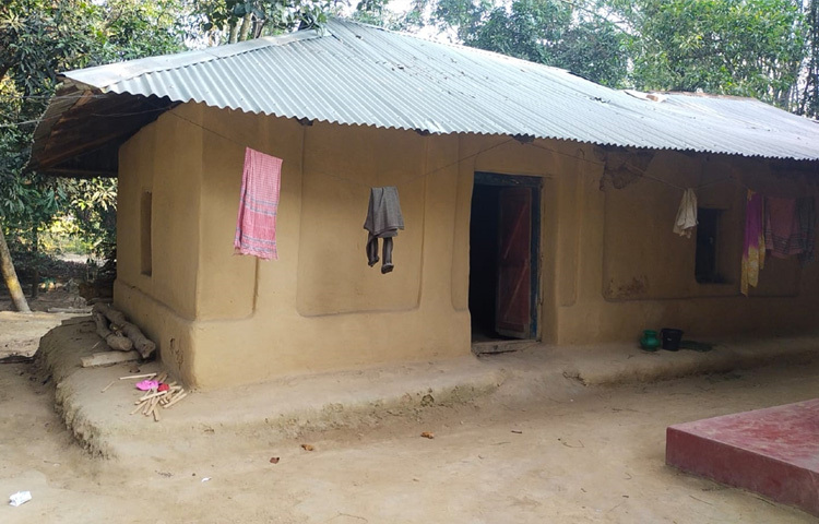 মিরসরাইয়ের ওয়াহেদপুর ইউনিয়নের সাবেক চেয়ারম্যান সালাউদ্দিন সেলিম আজো তার পৈতৃক মাটির ঘরেই বসবাস করছেন। তার ভাষায়, ‘শীত-গ্রীষ্ম দুই ঋতুতেই এই ঘরে আরাম পাওয়া যায়। মাটি দিয়ে তৈরি হওয়ায় এর পরিবেশবান্ধব সৌন্দর্য এবং আরাম উভয়ই আলাদা।’