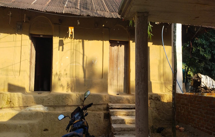 তবে দুর্যোগের অভিঘাতে যেমন ১৯৯১ সালের ভয়াবহ ঘূর্ণিঝড় কিংবা ২০২৪ সালের স্মরণকালের ভয়াবহ বন্যা মাটির ঘরের ওপর দারুণ আঘাত হানে। সেসময় বহু ঘর ধ্বংস হয়ে যায়। এরপর থেকেই মানুষ ধীরে ধীরে মুখ ফিরিয়ে নেয় মাটির ঘর থেকে।