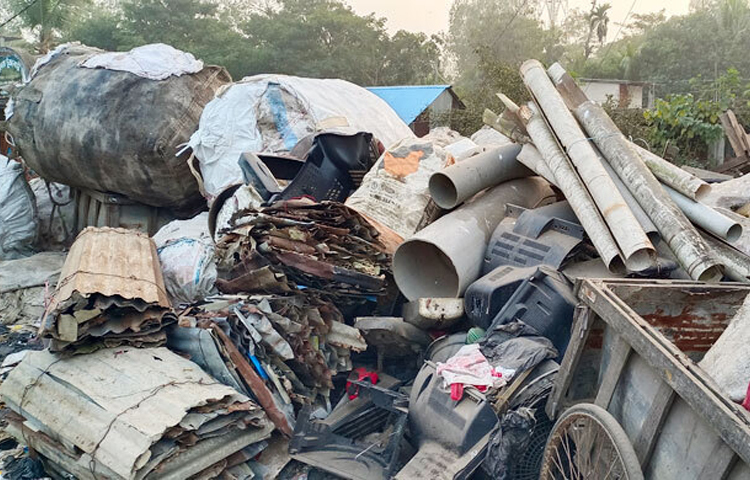 চট্টগ্রামের মিরসরাইয়ে ভাঙ্গারি ব্যবসা জনপ্রিয় হয়ে উঠেছে। এ ব্যবসায় স্বাবলম্বী হয়েছে অনেক বেকার যুবক। ছবি: এম মাঈন উদ্দিন