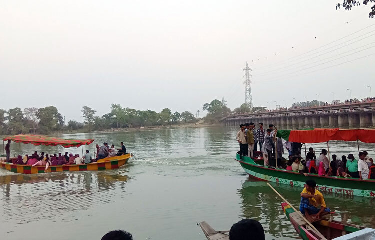 তবে এখানে পর্যটকের তুলনায় একেবারে অপ্রতুল আবাসন ব্যবস্থা। নিরাপত্তা সংকটও আছে প্রকট। যা বাধা হয়ে দাঁড়িয়েছে পর্যটনের বিকাশে।