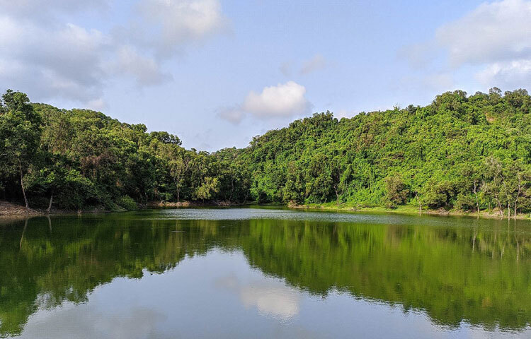মিরসরাই উপজেলার বুক দিয়ে ছুটে যাওয়া ঢাকা-চট্টগ্রাম মহাসড়ক ধরেই ১৫ বছর পূর্বে মহামায়া হ্রদ আর খৈয়াছড়া ঝরনা ঘিরেই মিরসরাই ভ্রমণ করতেন পর্যটকেরা। তবে সময় বাড়ার সাথে সাথে পর্যটনকেন্দ্রের তালিকায় নতুন নতুন নাম যুক্ত হয়েছে। এখন পুরো মিরসরাই উপজেলায় প্রায় ২০টি পর্যটনকেন্দ্র আছে। পাল্লা দিয়ে অনেকগুণ বেড়েছে পর্যটক। সে তুলনায় আবাসন ব্যবস্থা হয়নি বললেই চলে।