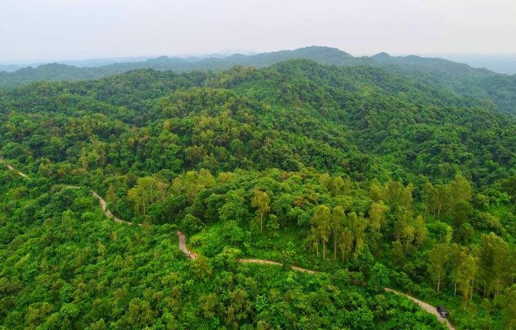 একদিকে চোখে পড়ে নীল সমুদ্রের বিশালতা, অন্যদিকে সবুজে মোড়া পাহাড়ের অপরূপ দৃশ্য। এখান থেকে দেখা যায় জাতীয় বিশেষ অর্থনৈতিক অঞ্চল, বঙ্গোপসাগরের সন্দ্বীপ চ্যানেল।