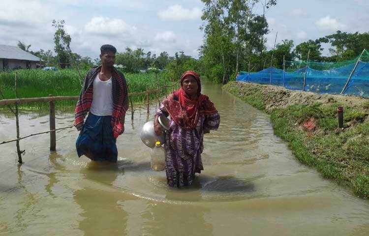 চট্টগ্রামের মিরসরাইয়ে সরকারি খাস জায়গা দখল করে খালের শ্রেণি পাল্টে মাছচাষ করায় বিপাকে পড়েছে প্রায় ৩০০ পরিবার। ছবি: এম মাঈন উদ্দিন