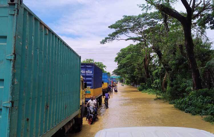 ঢাকা-চট্টগ্রাম মহাসড়কের ৪০ কিলোমিটার এলাকাজুড়ে তীব্র যানজটের সৃষ্টি হয়েছে। এতে চরম ভোগান্তিতে পড়েছেনে এ সড়কে যাতায়াত করা যাত্রী ও চালকরা। ছবি: এম মাঈন উদ্দিন