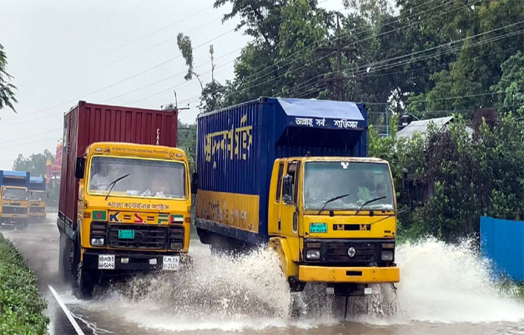 টানা চারদিনের ভারী বৃষ্টি ও পাহাড়ি ঢলে দেশের ব্যস্ততম ঢাকা-চট্টগ্রাম মহাসড়ক পানিতে তলিয়ে গেছে। ছবি: এম মাঈন উদ্দিন