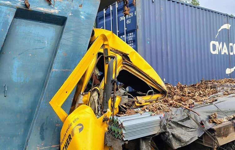 চট্টগ্রামের মিরসরাইয়ে কন্টেইনারবাহী লরির পেছনে ডাম্পট্রাকের ধাক্কায় এর চালক ও সহকারী নিহত হয়েছেন। ছবি: এম মাঈন উদ্দিন