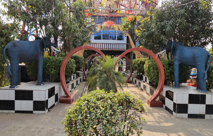 সন্ধ্যার পর বিশেষ অর্থনৈতিক অঞ্চলের শিল্প কারখানাগুলোর জ্বলা লাইটগুলো অন্যরকম সৌন্দর্যের আবহ সৃষ্টি করে।