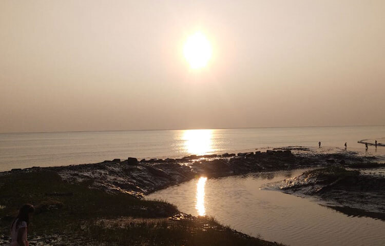 মিরসরাইয়ের বেসরকারি পর্যটনকেন্দ্র ও বন বিভাগের হিসাব অনুযায়ী, উপজেলায় প্রতি বছর গড়ে পাঁচ লাখ পর্যটক ভ্রমণ করতে আসেন। আবাসন সংকটের কারণে ভ্রমণে আসা পর্যটকদের বেশিরভাগই সকালে এসে বিকেলে ফিরে যেতে হয়। আবাসন সংকটের কারণে এখানে রাতযাপন সম্ভব হয় না।