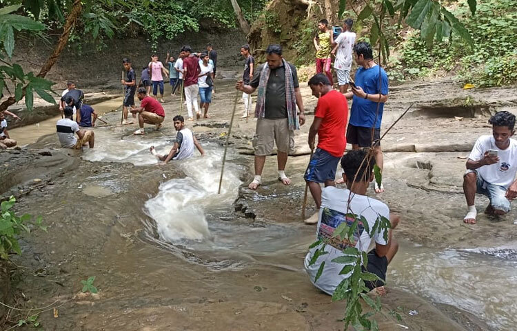 মেঘলা দিনে পাহাড় আর মেঘের খেলা, শীতকালে কুয়াশার চাদরে মোড়া গ্রামবাংলার অপরূপ দৃশ্য ধরা দেয় এক ফ্রেমে। নৈসর্গিক সৌন্দর্যের টানে ছুটে আসেন দূর-দূরান্তের অসংখ্য পর্যটক।