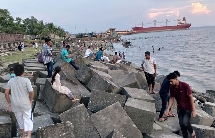 মিরসরাইয়ের জনপ্রিয় পর্যটনকেন্দ্রগুলোর মধ্যে আছে দেশের দ্বিতীয় বৃহত্তম হ্রদ ১১ বর্গ কিলোমিটারের মহামায়া ইকোপার্ক, আটস্তর বিশিষ্ট খৈয়াছড়া ঝরনা, নাপিত্তাছড়া ঝরনা, সোনাইছড়ি হ্রদ ও ঝরনা, রূপসী ঝরনা, বাওয়াছড়া হ্রদ, মেলকুম ট্রেইল, সোনাপাহাড়, হিলসডেল মাল্টি ফার্ম ও মধুরিমা রিসোর্ট, মিরসরাই-নারায়ণহাট সড়ক, করেরহাট-রামগড় সড়ক, করেরহাট ফরেস্ট অফিস ডাক বাংলো, বোয়ালিয়া ঝরনা, হরিণাকুণ্ড ঝরনা, আরশিনগর ফিউচার পার্ক, মুহুরী প্রকল্প, ডোমখালি সৈকত, বসুন্ধরা সৈকত, মিরসরাই জাতীয় অর্থনৈতিক অঞ্চল ও সুপার ডাইক।