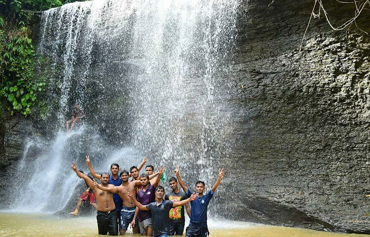 এখানে ভ্রমণপিপাসু লোকজনের জন্য আছে বিস্ময়ের অফুরন্ত ভান্ডার। পাহাড়ের গা বেয়ে নেমে আসা ঝরনা, নিবিড় বনে ঢাকা উঁচু পাহাড়ের সারি আর নিরিবিলি সাগরসৈকত।