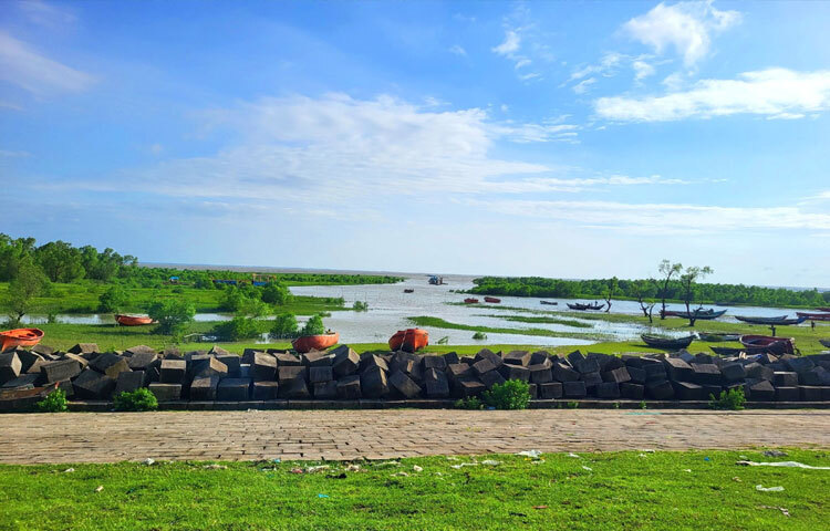 সবুজ সমতল ভূমি যেন এক চিলতে মিরসরাই হাতের মুঠোয় ধরা দেয়। এ স্থান থেকে সূর্যাস্ত খুব চমৎকারভাবে দেখা যায়।