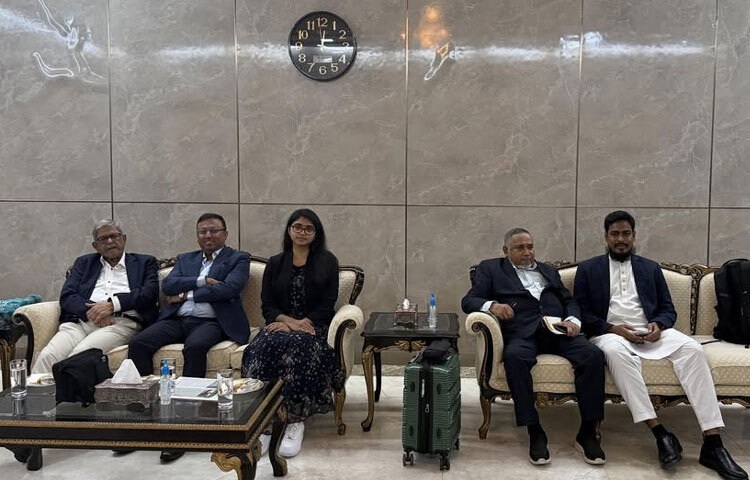 বিএনপি মহাসচিব মির্জা ফখরুল ইসলাম আলমগীর, বিএনপির ভারপ্রাপ্ত চেয়ারম্যানের পররাষ্ট্র বিষয়ক উপদেষ্টা হুমায়ুন কবির, জামায়াতে ইসলামীর নায়েবে আমির সৈয়দ আবদুল্লাহ মুহাম্মদ তাহের, জাতীয় নাগরিক পার্টির (এনসিপি) সদস্য-সচিব আখতার হোসেন এবং এনসিপির প্রথম সিনিয়র যুগ্ম সদস্য সচিব ড. তাসনিম জারা প্রধান উপদেষ্টার সঙ্গে সরকারি প্রতিনিধিদলের অংশ হিসেবে রয়েছেন।