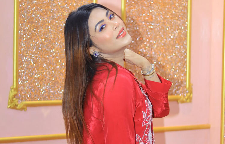 আজকের বিশেষ দিনে সহকর্মী শিল্পীরাও শুভেচ্ছা জানিয়েছেন তাকে।