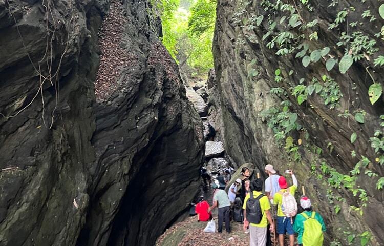 ট্রেইলটা সোনাইছড়ি নামে পরিচিত। তবে শুরুতেই দেখবে বাদুইজ্জাখুম, যা এই ট্রেইলের অন্যতম আকর্ষণ। বেশ কিছুটা সময় চড়াই-উতরাই। সেখানে হাজার হাজার বাদুরের উড়াউড়ি। ভিতরটা ঘুটঘুটে অন্ধকার। মাঝখানটা ফাঁকা করে দুইপাশে উঠে গেছে খাড়া পাহাড়। গুহার ভিতর হতে বহমান পানীয় ধারা। ছবি: এম মাঈন উদ্দিন
