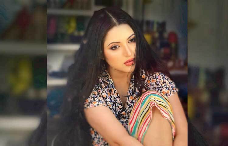 ক্যাপশনে লিখেছেন, ‘আমি আমি আমি আর আমি’। সঙ্গে জুড়ে দিয়েছেন প্রজাপতির ইমুজি। ছবি: ফেসবুক থেকে