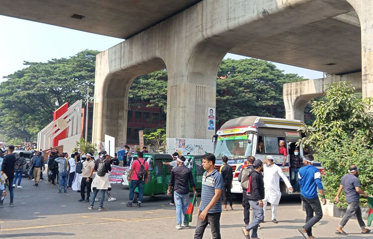 ব্যবসায়ীদের মূল দাবিগুলোর মধ্যে রয়েছে- এনইআইআর সংস্কার, সিন্ডিকেট প্রথা বাতিল এবং মোবাইল ফোন আমদানির সুযোগ উন্মুক্ত করা।