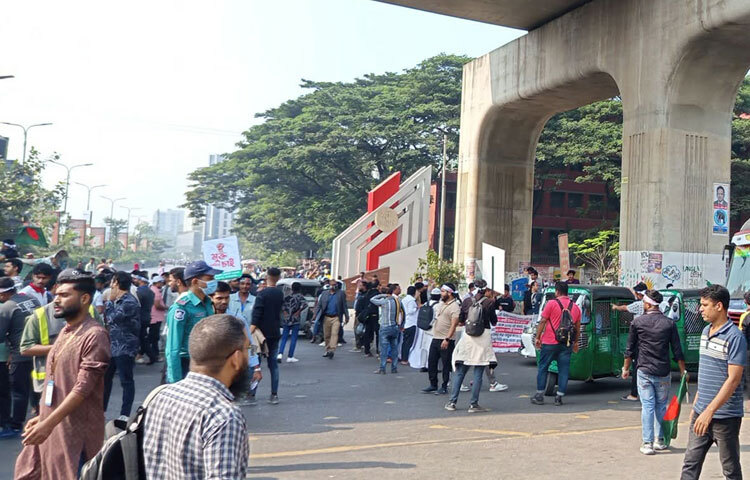 জানা যায়, বিটিআরসি আগামী ১৬ ডিসেম্বর থেকে এনইআইআর বাস্তবায়নের উদ্যোগ নিয়েছে। একই সঙ্গে বৈধ পথে মুঠোফোন আমদানির শুল্কহার কমানো ও প্রবাসীদের ফোন আনার ক্ষেত্রে বিশেষ সুবিধার ঘোষণা দিয়েছে সরকার। এনইআইআরের মাধ্যমে প্রত্যেকটি মোবাইল ফোনকে নিবন্ধনের আওতায় আনা হবে। এরপর থেকে অবৈধভাবে নিয়ে আসা ফোন ব্যবহার করা যাবে না বলে সরকারের পক্ষ থেকে বলা হচ্ছে।