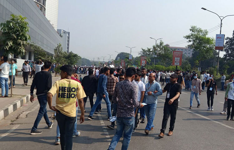 সকাল ১০টার দিকে বাংলাদেশ মোবাইল বিজনেস কমিউনিটির ব্যানারে বিটিআরসি ভবনের সামনে জড়ো হন তারা। এতে সড়কের একপাশের যান চলাচল বন্ধ হয়ে গেছে।