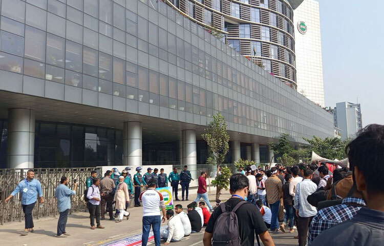 মোবাইল ফোন ব্যবসায়ীদের অভিযোগ, এনইআইআর বাস্তবায়ন হলে লাখো ব্যবসায়ী ও তাদের পরিবার ক্ষতিগ্রস্ত হবেন। নতুন এ নিয়মের ফলে শুধু একটি বিশেষ গোষ্ঠী লাভবান হবে এবং বাড়তি করের চাপে গ্রাহক পর্যায়েও মোবাইলের দাম বেড়ে যাবে।