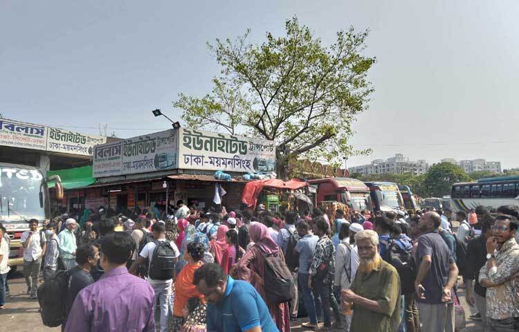 পরিবার-পরিজনের সঙ্গে ঈদ আনন্দ ভাগাভাগি করতে ঢাকা ছাড়ছেন মানুষ। গত কয়েকদিনের মতো আজও রাজধানীর মহাখালী বাস টার্মিনালে সকাল থেকে ঘরমুখো মানুষের উপচেপড়া ভিড় দেখা গেছে।