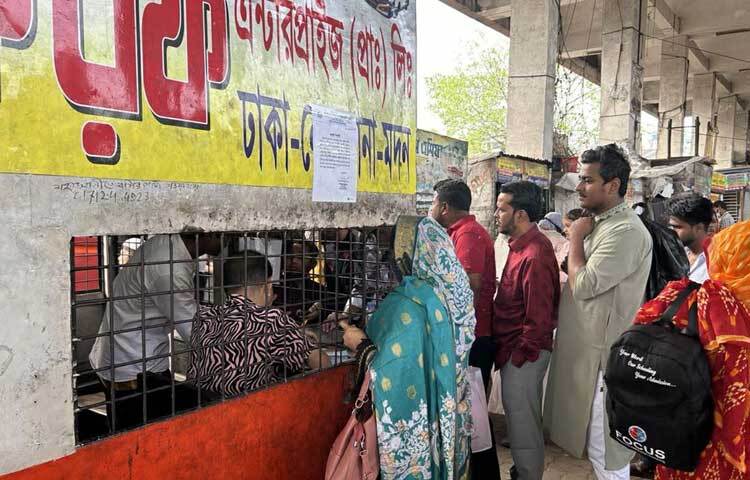 শনিবার দেশে মুসলমানদের সবচেয়ে বড় ধর্মীয় উৎসব পবিত্র ঈদুল ফিতর উদযাপিত হয়েছে। তবে এখনো থামেনি ঘরমুখো মানুষের যাত্রা। ঈদের পরদিনও মহাখালী আন্তঃজেলা বাস টার্মিনালে বেড়েছে যাত্রীর চাপ।
