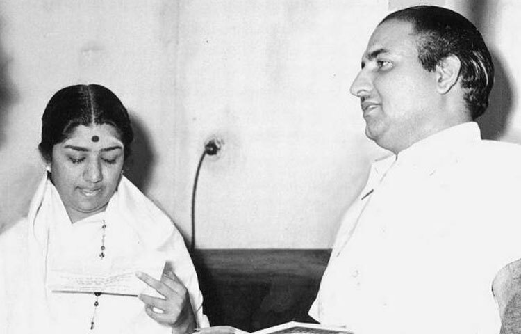 ষাটের দশকে শিল্পীদের রয়্যালটি ইস্যুতে তার সঙ্গে কিংবদন্তি মোহাম্মদ রফির সম্পর্ক তিক্ত হয়। প্রায় তিন বছর তারা একসঙ্গে গান রেকর্ড করেননি। পরে সম্পর্ক স্বাভাবিক হলেও এ বিতর্ক আজও আলোচিত।