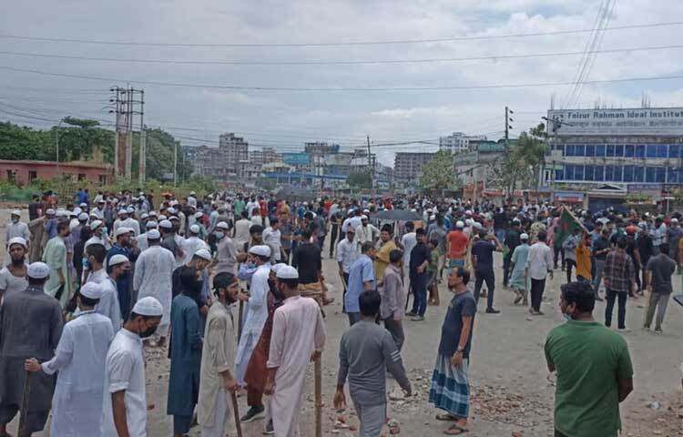 রাজধানীর মোহাম্মদপুর বাসস্ট্যান্ড থেকে বছিলা ব্রিজ পর্যন্ত প্রায় দেড় কিলোমিটার রাস্তা আন্দোলনকারীদের নিয়ন্ত্রণে রয়েছে। শিক্ষার্থীরা পয়েন্টে পয়েন্টে ব্যারিকেড দিয়ে যানবাহন আটকে দিচ্ছেন। ছবি: তৌহিদুজ্জামান তন্ময়