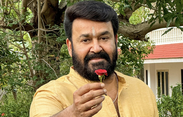 চারবার জাতীয় চলচ্চিত্র পুরস্কার জয়ী মোহনলাল পেয়েছেন পদ্মশ্রী (২০০১) ও পদ্মভূষণ (২০১৯) সম্মাননা। এছাড়া ৯টি কেরালা স্টেট অ্যাওয়ার্ড এবং অসংখ্য ফিল্মফেয়ার পুরস্কার রয়েছে তার ঝুলিতে। তিনি কেরালা পুলিশের অনারারি লেফটেন্যান্ট কর্নেল, যা একজন বেসামরিক নাগরিক হিসেবে বিরল সম্মান।