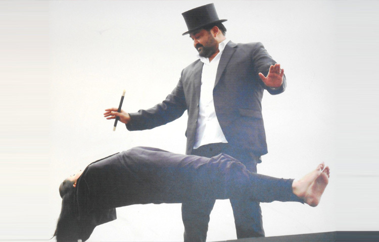 মোহনলাল শুধু অভিনয়ের মধ্যেই সীমাবদ্ধ থাকেননি। তিনি প্রযোজনা, গান, মার্শাল আর্ট, ও থিয়েটারেও কাজ করেছেন। কুচিপুড়ি নৃত্যেও তার রয়েছে আগ্রহ। তিনি একজন প্রফেশনাল ম্যাজিক শিল্পী এবং ভারতীয় যুদ্ধকলার প্রশিক্ষণপ্রাপ্ত। দেশপ্রেমিক, সমাজসচেতন এবং পরিবেশবান্ধব হিসেবে তার বেশ খ্যাতি রয়েছে।