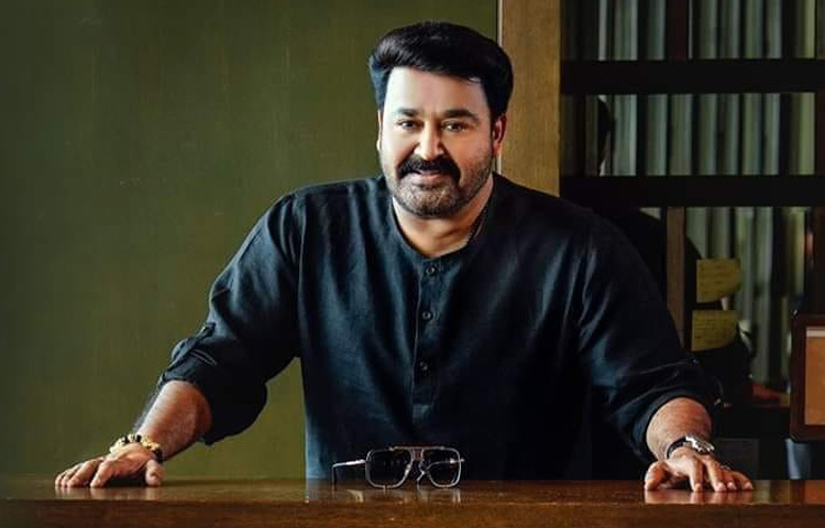 অভিনেতার বাবা বিশ্বনাথন নাইর ছিলেন একজন আইনজীবী এবং সরকারি কর্মচারী, মা সান্তাকুমারী ছিলেন গৃহিণী। ছোটবেলা থেকেই মোহনলাল ছিলেন প্রাণচঞ্চল ও বহুমুখী প্রতিভার অধিকারী। পড়াশোনার পাশাপাশি খেলাধুলা, থিয়েটার ও সাংস্কৃতিক কর্মকাণ্ডে তিনি বরাবরই এগিয়ে ছিলেন।