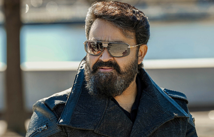 আশির দশকেই তিনি ‘পুথেন পানাম’, ‘রাজাভিন্তে মাকান’, ‘চিত্রম’, ‘নমক্কু পারকান মুন্ডিরিতোপুকাল’ এর মতো জনপ্রিয় সিনেমা উপহার দেন, যেগুলো তাকে এনে দেয় সুপারস্টার খ্যাতি।