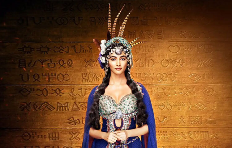 বলিউডে তার অভিষেক হয় আশুতোষ গোয়ারিকরের ঐতিহাসিক ছবি ‘মোহেনজোদারো’ দিয়ে, যেখানে হৃতিক রোশনের বিপরীতে অভিনয় করেন তিনি। যদিও ছবিটি বাণিজ্যিকভাবে খুব বেশি সফল হয়নি, কিন্তু পূজার গ্রেস ও স্ক্রিন প্রেজেন্স দর্শকের নজর কেড়েছিল।