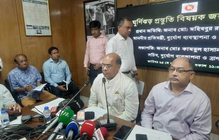 ঘূর্ণিঝড় ‘রিমাল’ রোববার নাগাদ খুলনার সাতক্ষীরা ও চট্টগ্রামের কক্সবাজারের মধ্যবর্তী স্থান দিয়ে স্থলভাগ অতিক্রম করতে পারে। এজন্য শনিবার মধ্যরাতে মহাবিপৎ সংকেত জারি হতে পারে বলে জানিয়েছেন দুর্যোগ ব্যবস্থাপনা ও ত্রাণ প্রতিমন্ত্রী মো. মহিববুর রহমান। ছবি: মাসুদ রানা