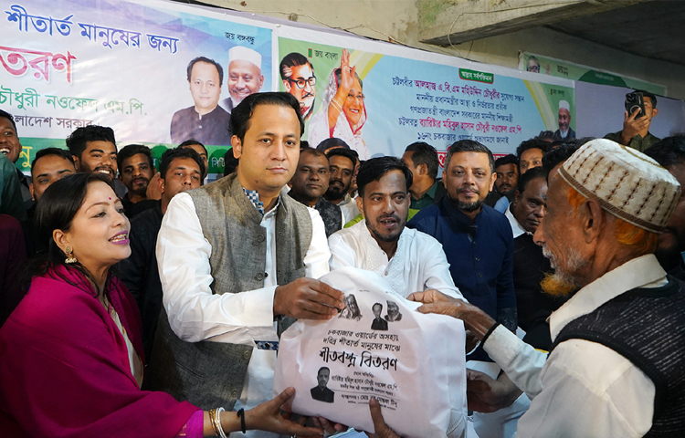 চট্টগ্রামের চকবাজারে শীতার্ত মানুষের মাঝে কম্বল বিতরণ করেছেন শিক্ষামন্ত্রী মহিবুল হাসান চৌধুরী। ছবি: পিআইডি