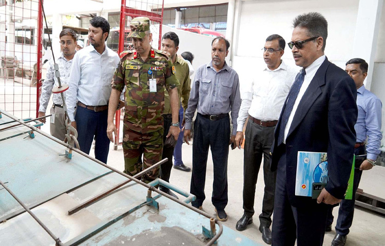 ঢাকায় বিআরটিসি তেজগাঁও প্রশিক্ষণ ইনস্টিটিউটে জুলাই গণ-অভ্যুত্থানের বর্ষপূর্তি উপলক্ষ্যে বাস-ট্রাক চালকদের স্বাস্থ্য ও চক্ষু পরীক্ষা কার্যক্রমের উদ্বোধন শেষে ইনস্টিটিউটের বিভিন্ন কার্যক্রম পরিদর্শন করেন সড়ক পরিবহন ও সেতু মন্ত্রণালয় বিষয়ক প্রধান উপদেষ্টার বিশেষ সহকারী শেখ মইনউদ্দিন। ছবি: পিআইডি