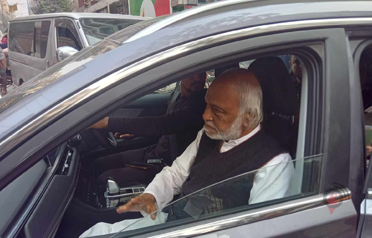 বিএনপির স্থায়ী কমিটির সদস্য ড. আব্দুল মঈন খানকে ছেড়ে দিয়েছে পুলিশ। রাজধানীর উত্তরা পশ্চিম থানায় নিয়ে যাওয়ার পর দুপুর সোয়া ৩টায় তাকে ছেড়ে দেওয়া হয়। ছবি: তৌহিদুজ্জামান তন্ময়